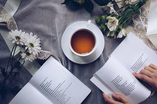 libros de autoayuda con taza de te y flores